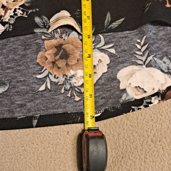 Lularoe Black Floral Long Sleeve Rounded Neck Tunic Size LG - Picture 6 of 7